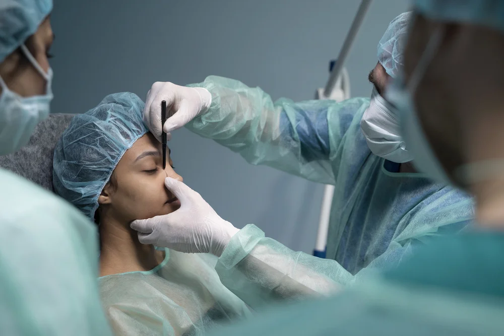 medico controlando paciente antes de la rinoplastia