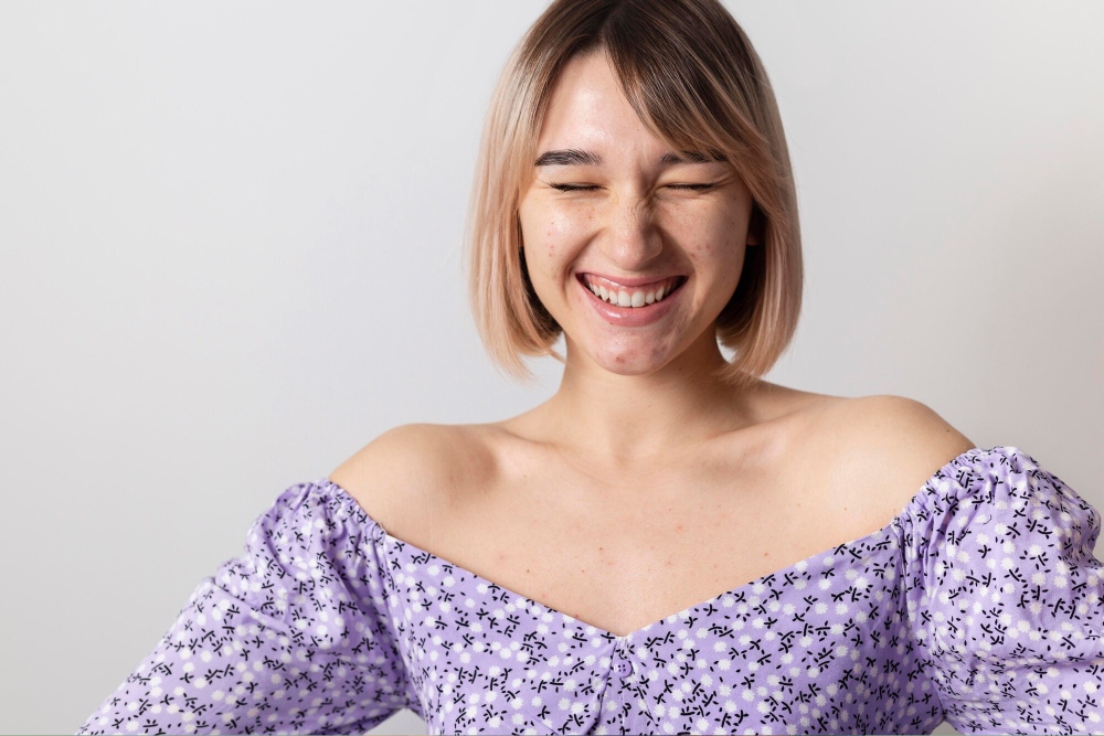 paciente sonriendo con un vestido morado