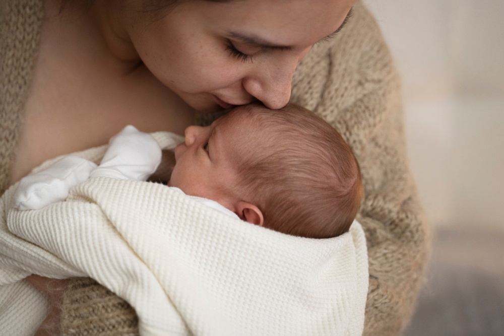 mujer con bebe en brazos
