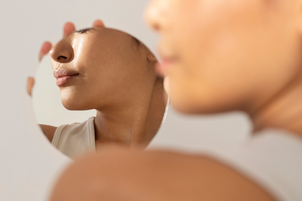 paciente mirandose en un espejo los labios