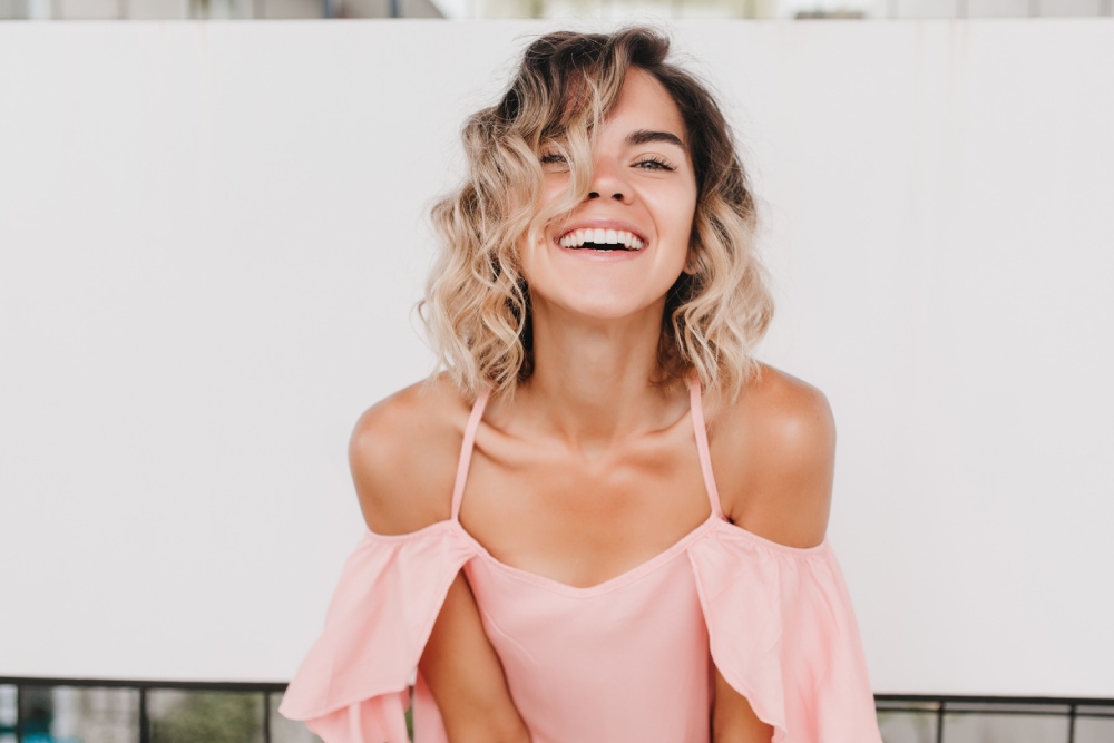 mujer con vestido rosa feliz