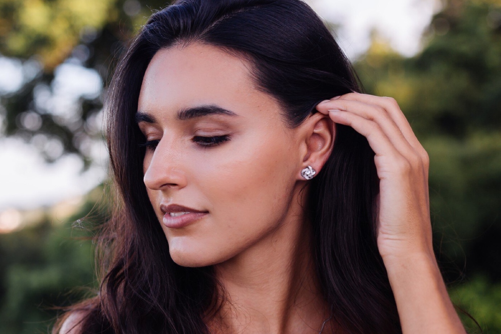 mujer ensenando la oreja