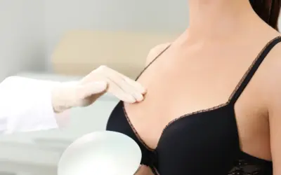 Aumento de pecho en mujeres con escoliosis o problemas posturales